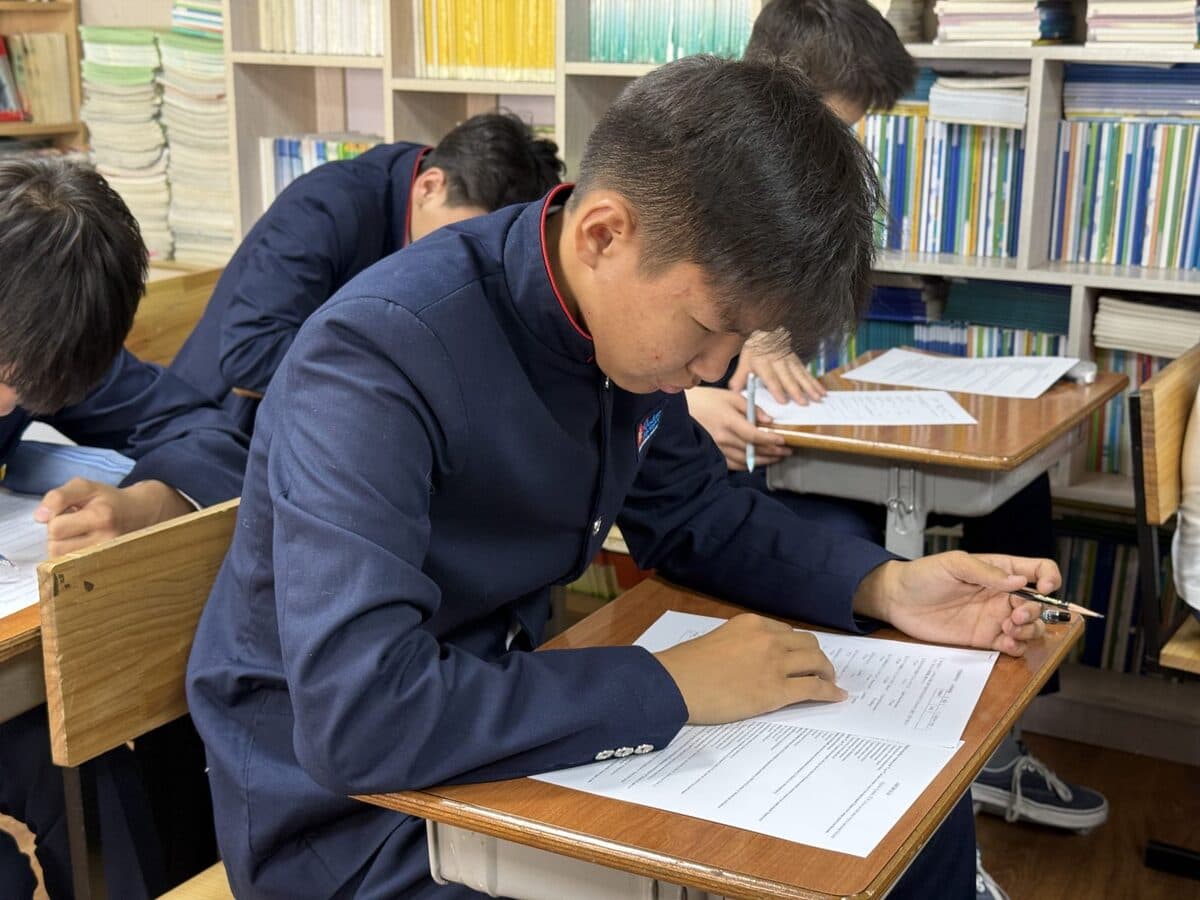 A student studying independently in the library