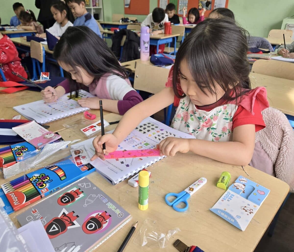創作課題に取り組む小学部の生徒たち