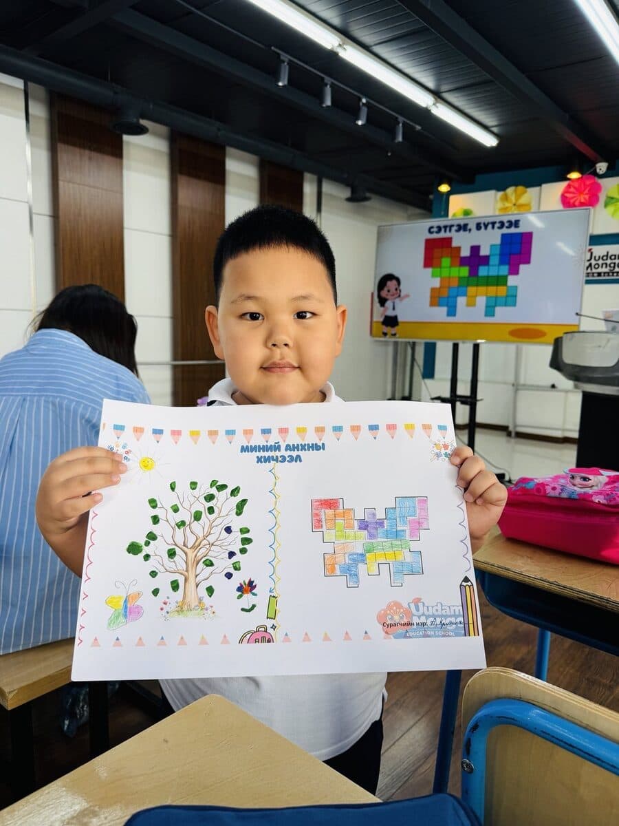 自分の作品を発表する生徒
